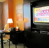 大画面テレビ＆テーブル。