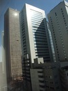 窓から見る高層ビル