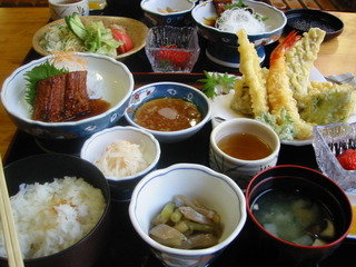 四万十川沿いの宿泊兼食事処