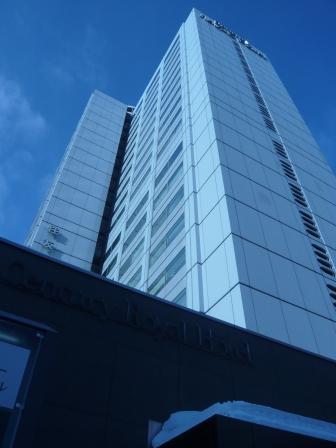 札幌駅横にそびえたつ