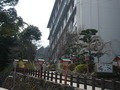 写真クチコミ:正面左方向の坂道と外観