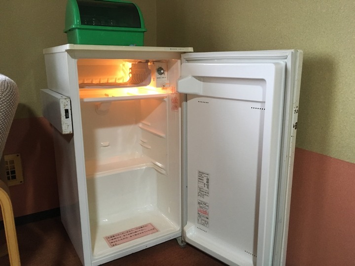 冷蔵庫はすこし大きめ
