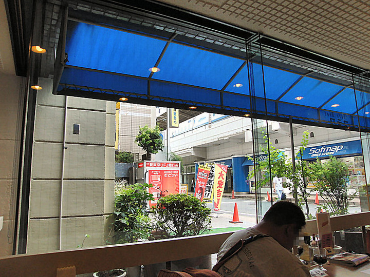 ホテル内喫茶店から新幹線口を望む