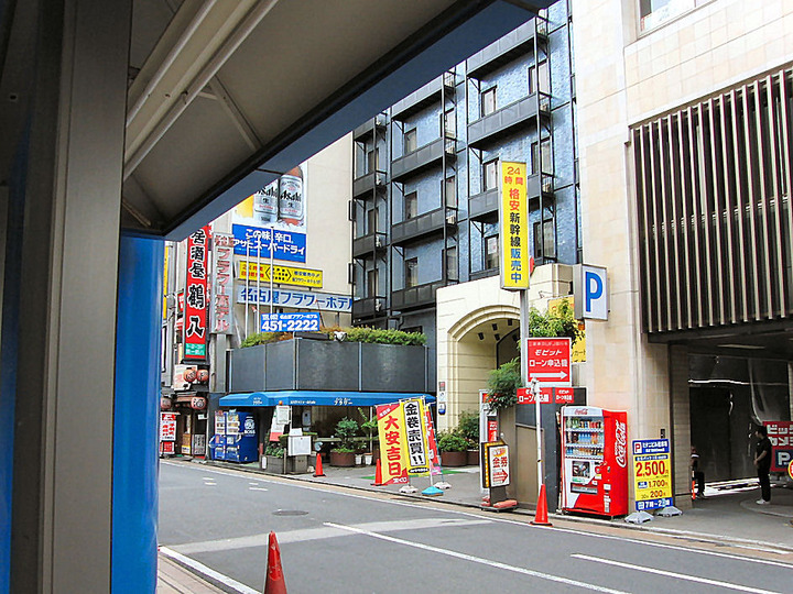 新幹線口からホテルを望む